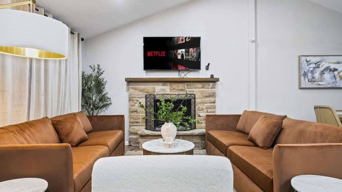 Prospect Heights House | Mt. Prospect 4BR Haven Awaits