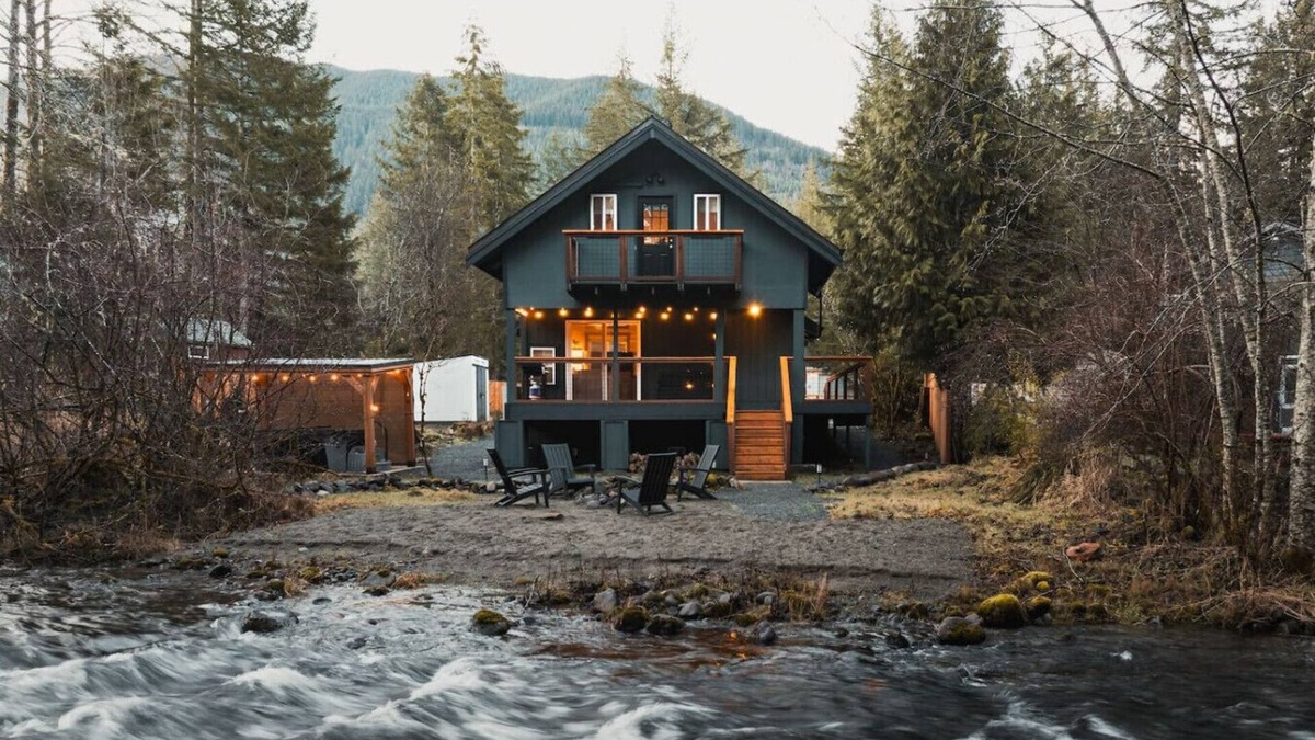Paradise Estates Cabin | Mt Rainier Cabin- Waterfront/Hot Tub/EV/Firepit/AC