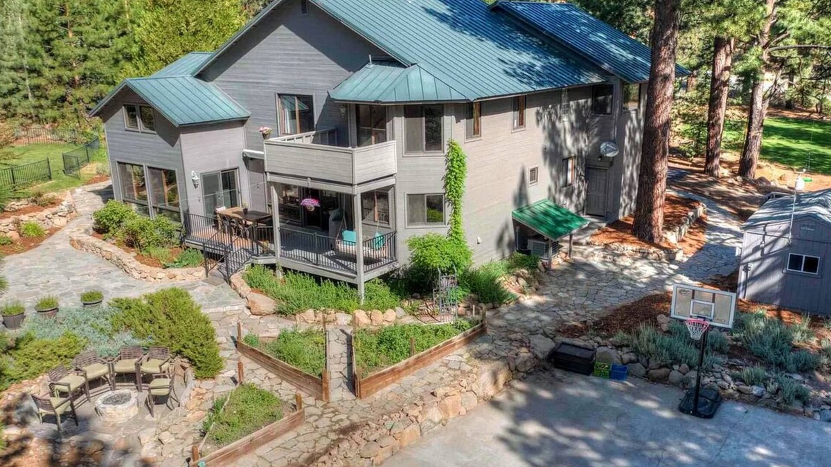Galena Forest Estates Ski Chalet | Mt. Rose Retreat Tahoe/Reno 5 BR 4 BA