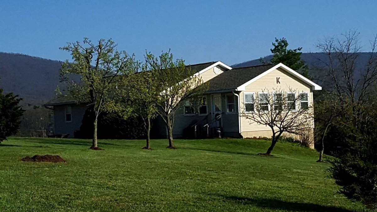 New Market House | Mt. Views. Pool table, ping pong, near caverns & skyline drive. PET FRIENDLY.