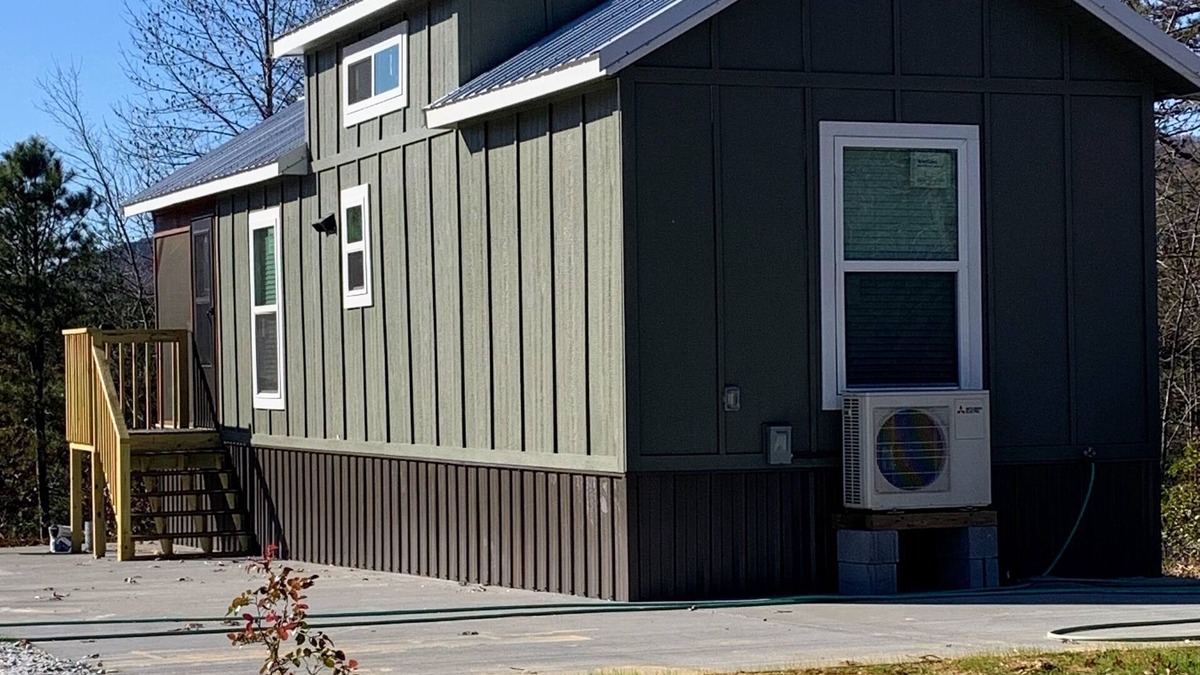 Travelers Rest Cabin | Mtn Cabin Getaway-Best Location! -Hike-Bike-Winery-Fire Pit-Screened in Porch