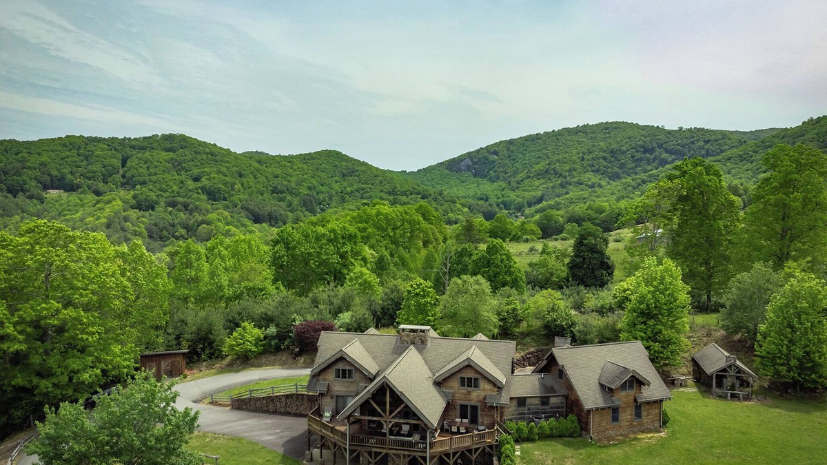 Burnsville Cabin | Mtn Sunsets Lodge, Hot Tub, Mtn Views, Fireplaces, River Access, WiFi, Private!