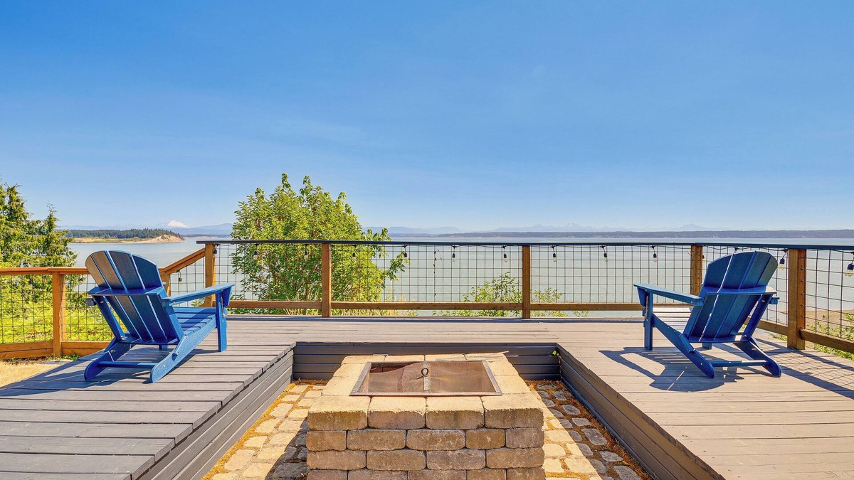 Camano Island House | Mtn-View Camano Island Retreat Overlooking Beach