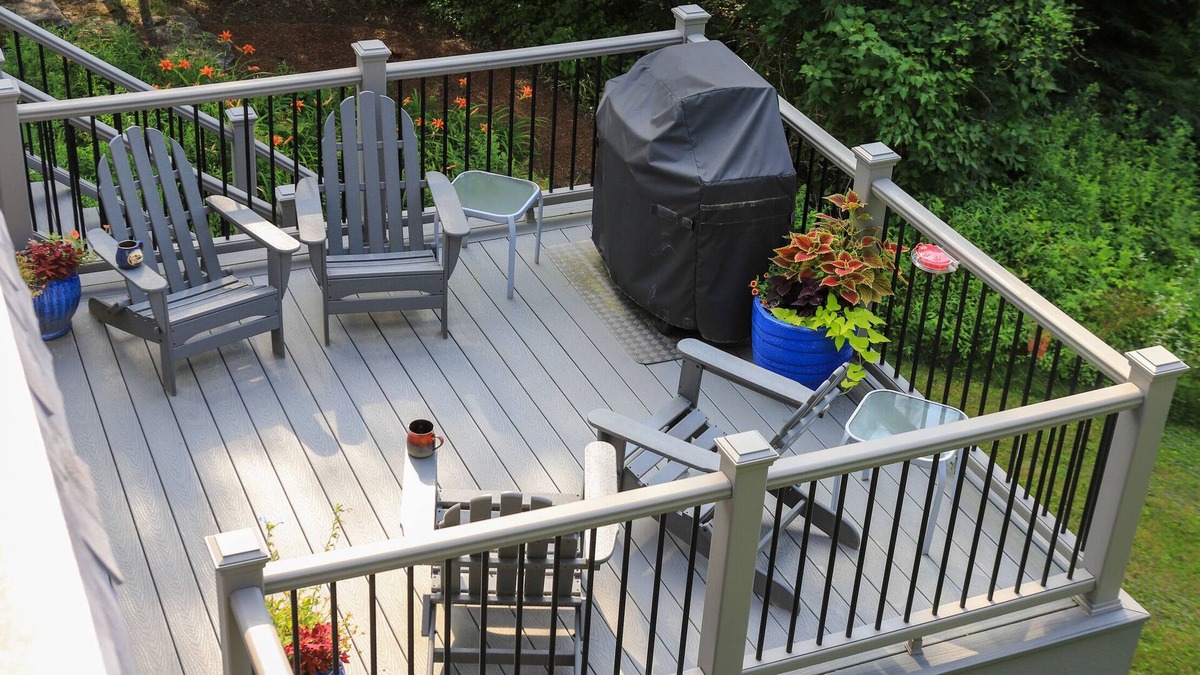 Sunapee House | Mtn Views. Backyard sledding hill. Pet-friendly.