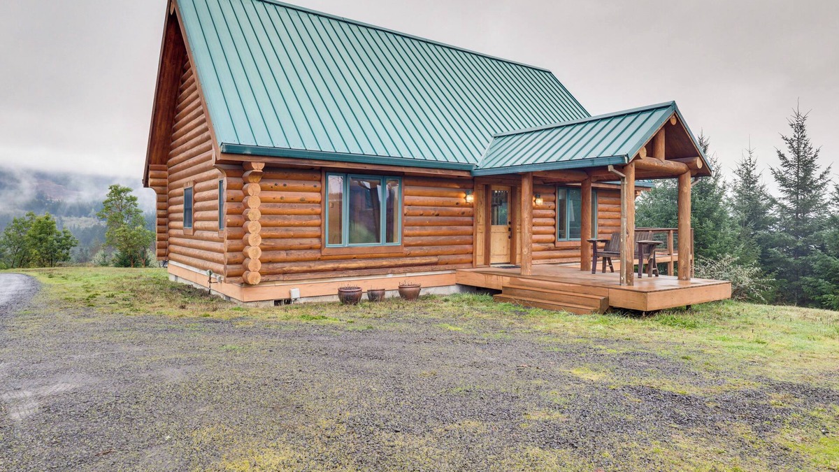 Newberg Cabin | Mtn & Vineyard Views: Oregon Wine Country Escape
