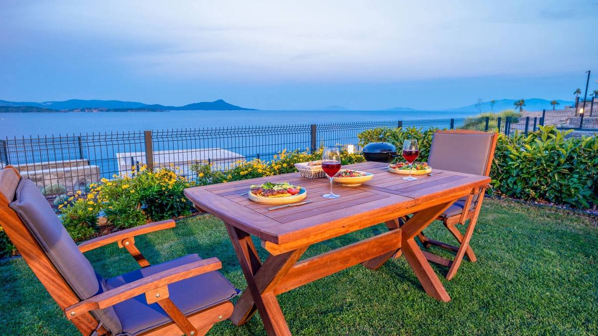 Akyarlar Villa | Muğla Bodrum'da Denize Sıfır Ve Özel Plajlı, Konforlu Lüks Kiralık Villa