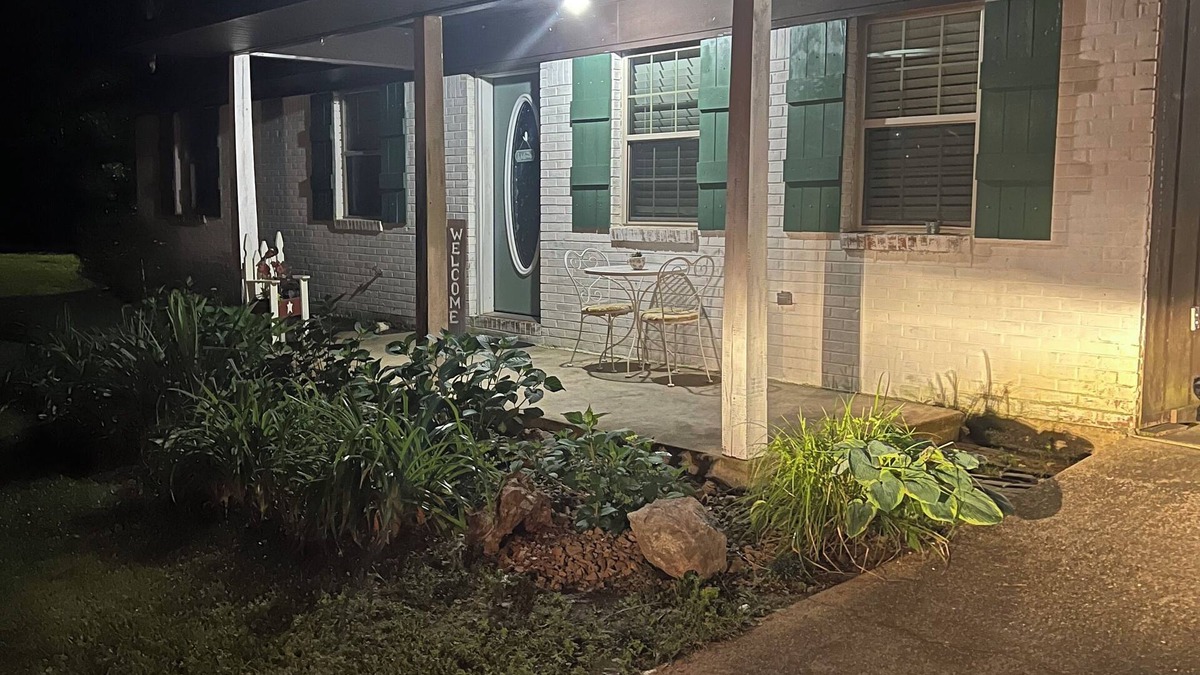 Dennis House | Mud Turtle 🐢 home Dogs stay FREE Large fenced yard! Nestled on 12 wooded acres.