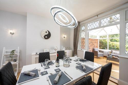 Shirley House | Mulberry House - Luxurious and Modern 4-Bed in Solihull near NEC,JLR, Airport, Resorts World, HS2