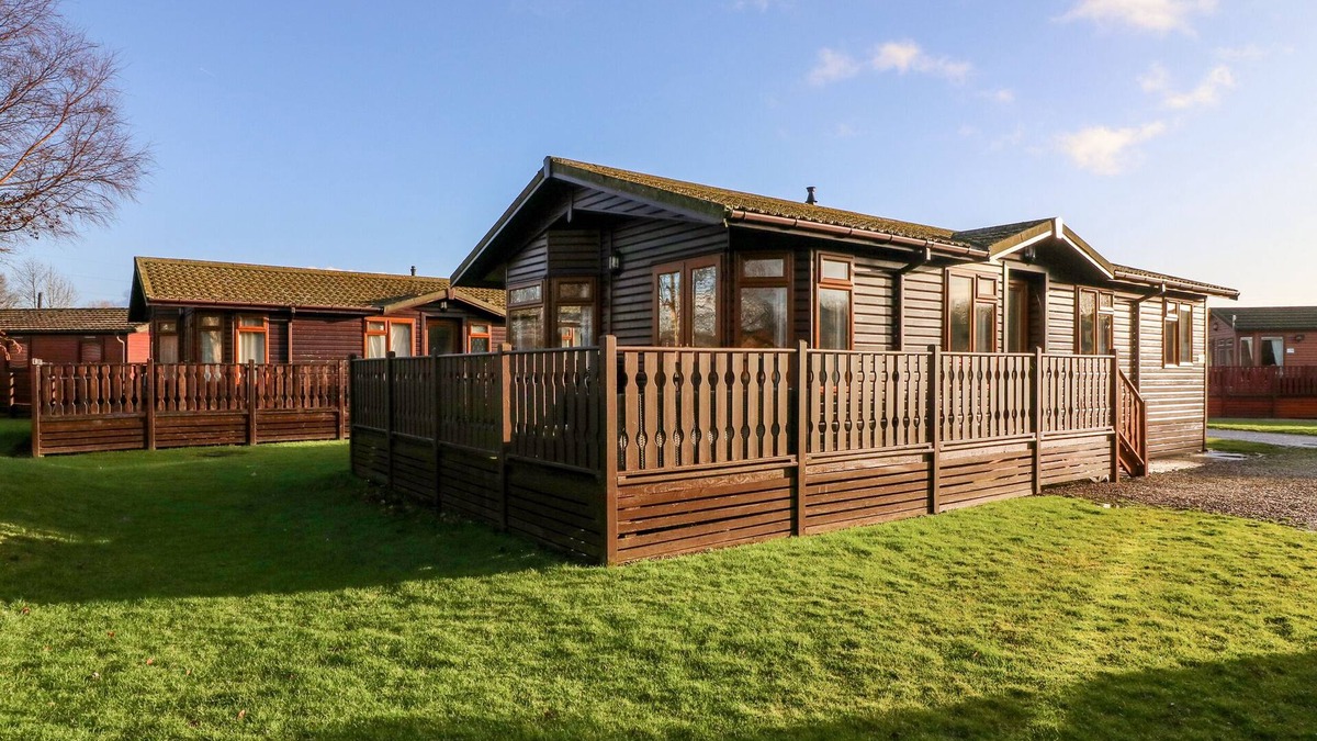 South Lakeland Leisure Village Cottage | MULBERRY, pet friendly, with pool in South Lakeland Leisure Village