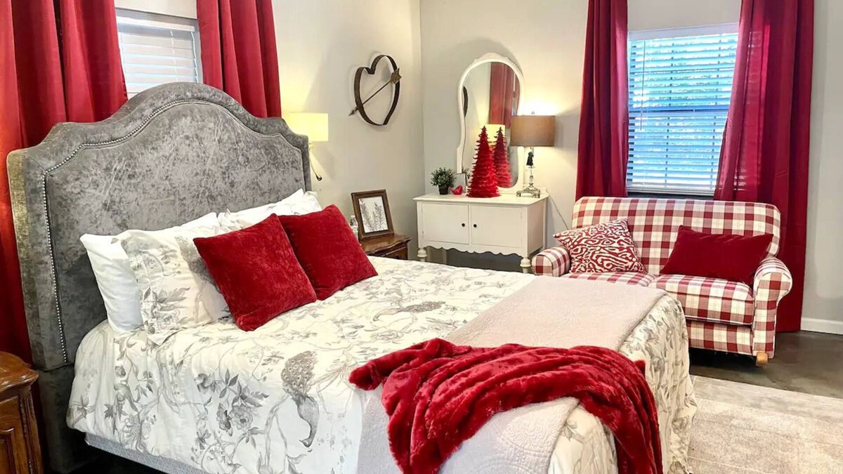 Valley View Bed & Breakfast | Muleshoe Room in Red Oak Lodge @ Towering Oaks b&b