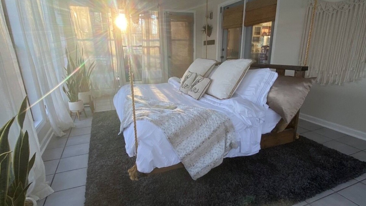 Columbia House | Muletown’s Modern Comfy Cottage w/inground pool, hot tub, pool table & fire pit
