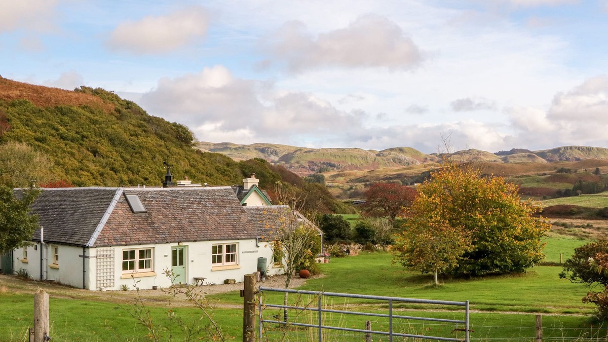 Isle of Luing Cottage | MULLACH, pet friendly, with a garden in Ardfern