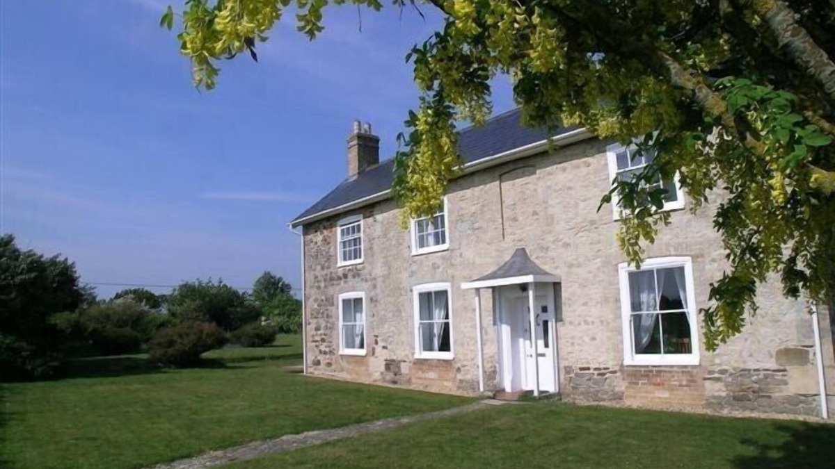 Newport House | Multi-award winning Georgian Farmhouse, village location, short walk to beach