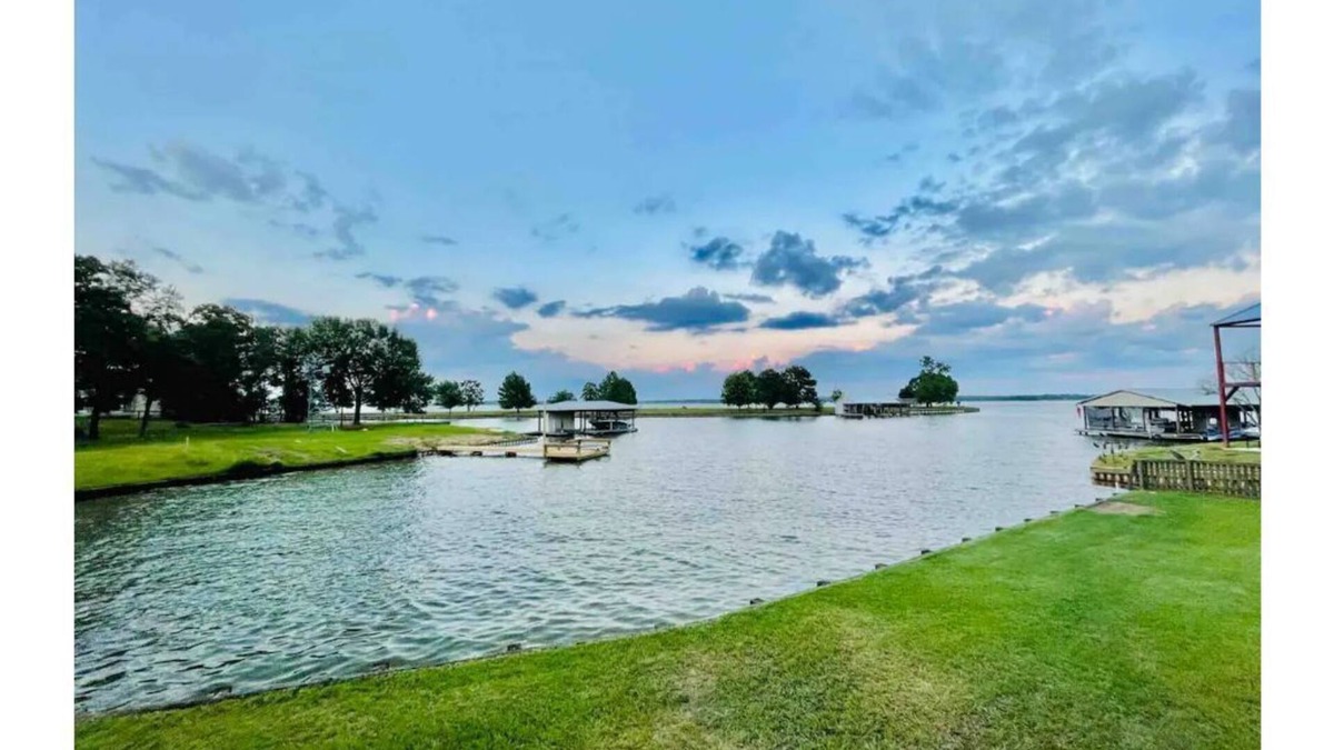 Franklin House | Multi-home Lakefront Retreat- kayaks, fire pit, yard games, hot tub