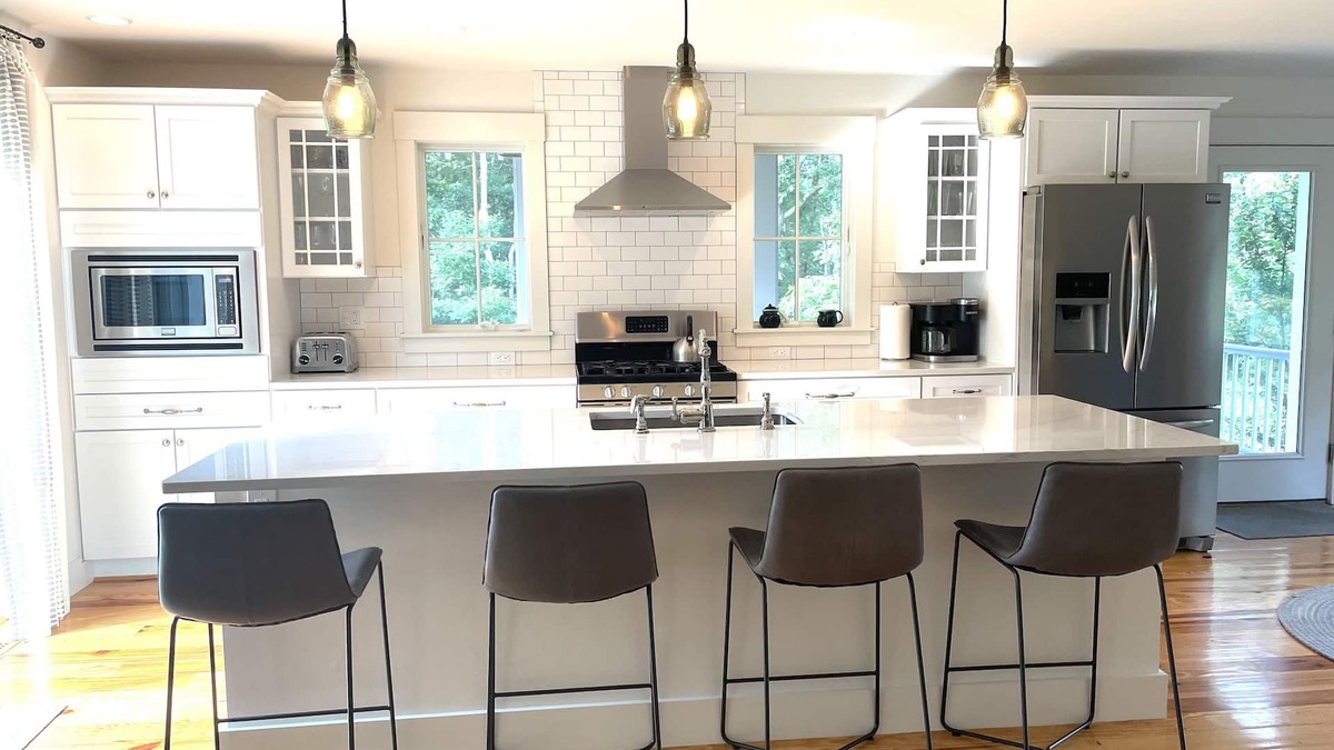 Oak Bluffs House | Multiple Ensuites, Central Air, Perfect Location