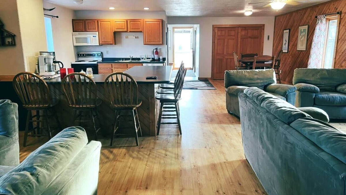 Winfred Cabin | Multipurpose Hunting Lodge + 400 Acres + Sleeps 11