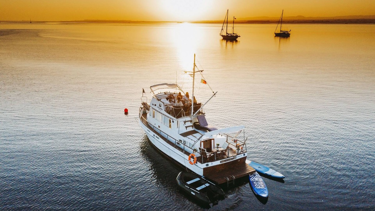 Faro Boat Rental | Mulubinba SeaHouse - Barco Hotel