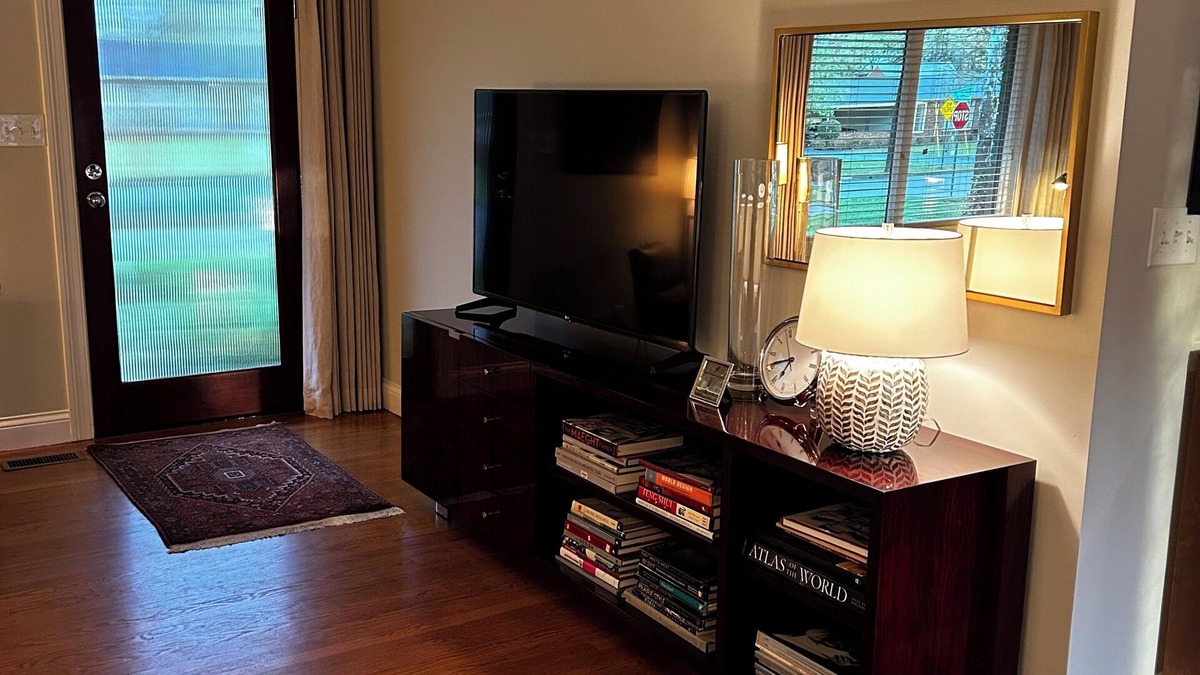 Murfreesboro House | Murfreesboro Mid-Century Modern with AC, WiFi