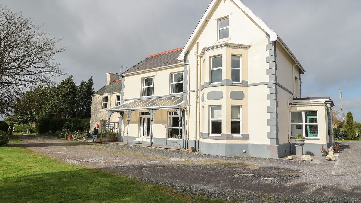 Bont Newydd Cottage | MURIAU PARK, pet friendly, with hot tub in Caernarfon