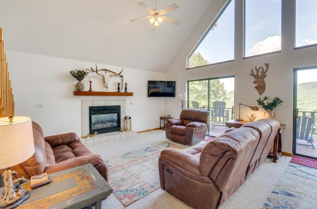 Upper Peachtree House | Murphy Cabin with Deck and Sweeping Mountain Views!