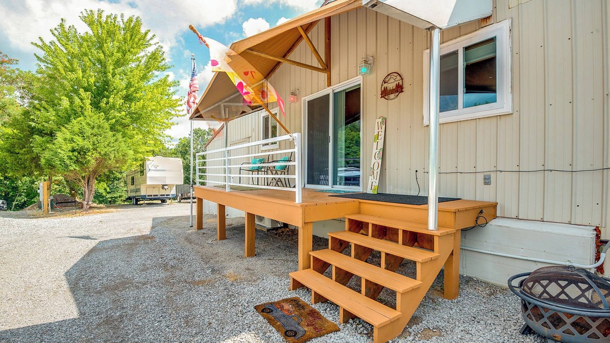 Murphysboro Apartment | Murphysboro Retreat w/Deck Near Kinkaid Lake!