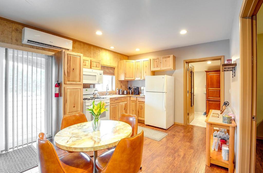 Murphysboro Apartment | Murphysboro Retreat with Deck Near Kinkaid Lake!