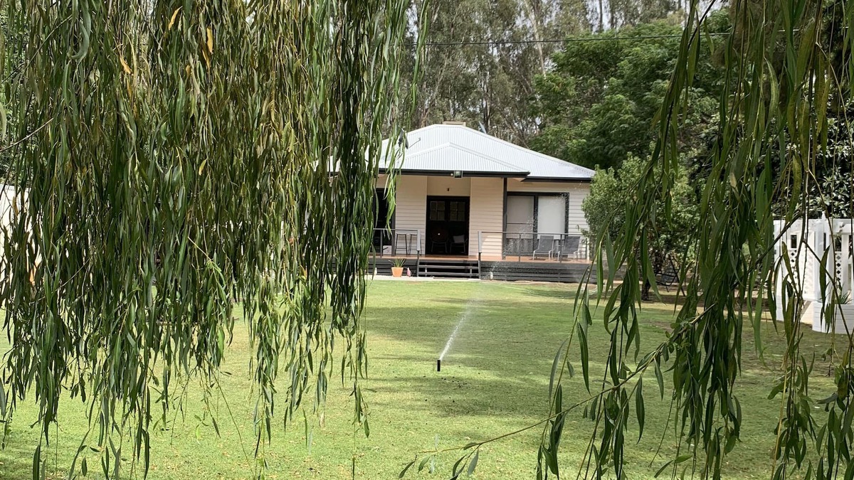 Mathoura House | Murray River View Retreat - a quiet oasis away