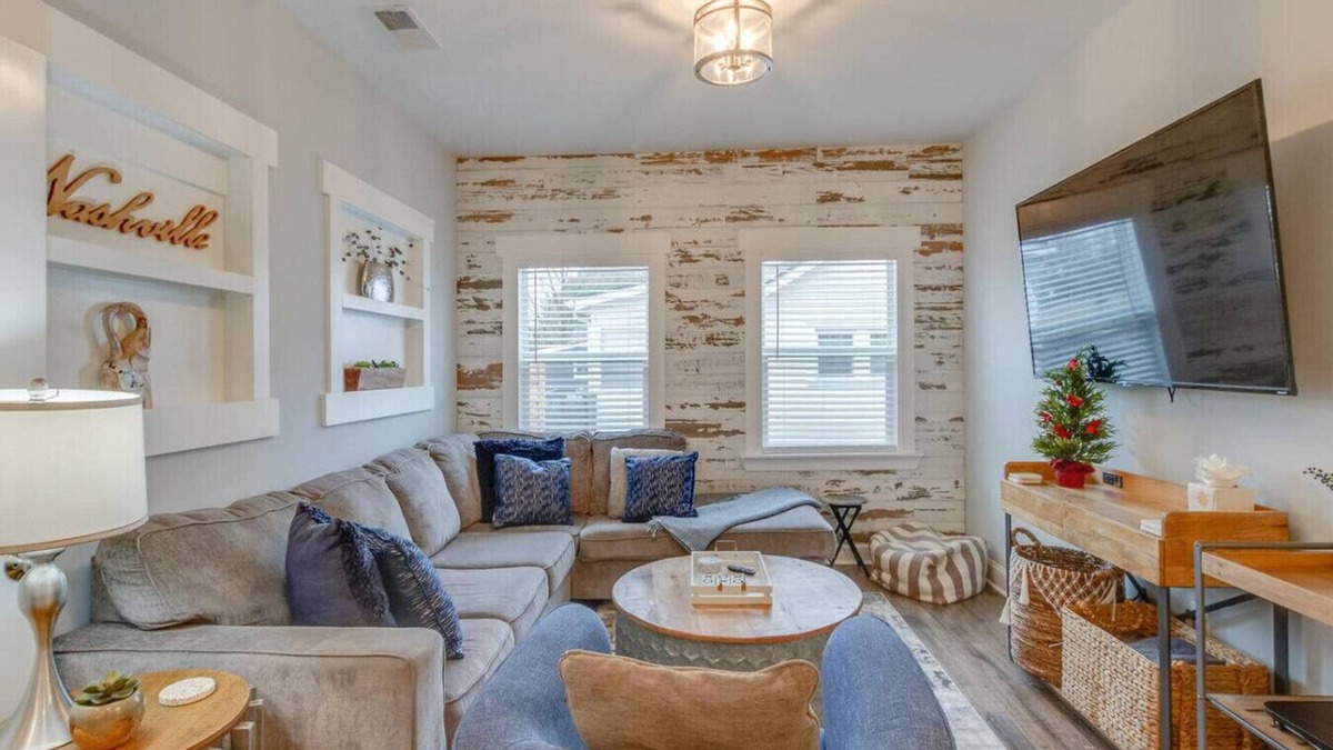 Woodbine House | Music City Charmer - Tons of Beds- 30 Day Minimum