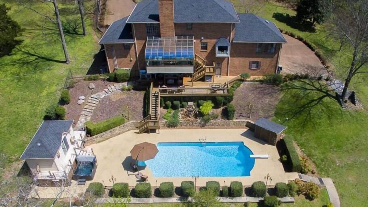 Franklin House | Music City Luxury sleeps 12+ pool, hot tub, tennis