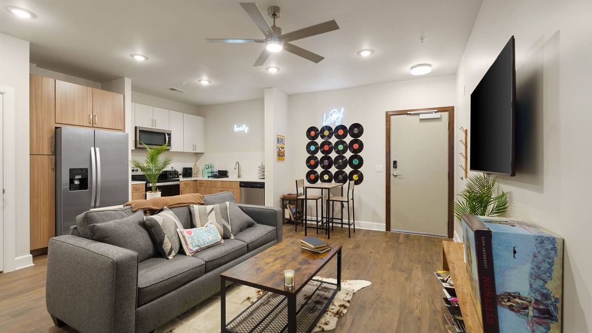Eighth Avenue Apartment | "Music City Vintage in The Gulch" - Spacious 1 Bedroom Apt. Close to Broadway