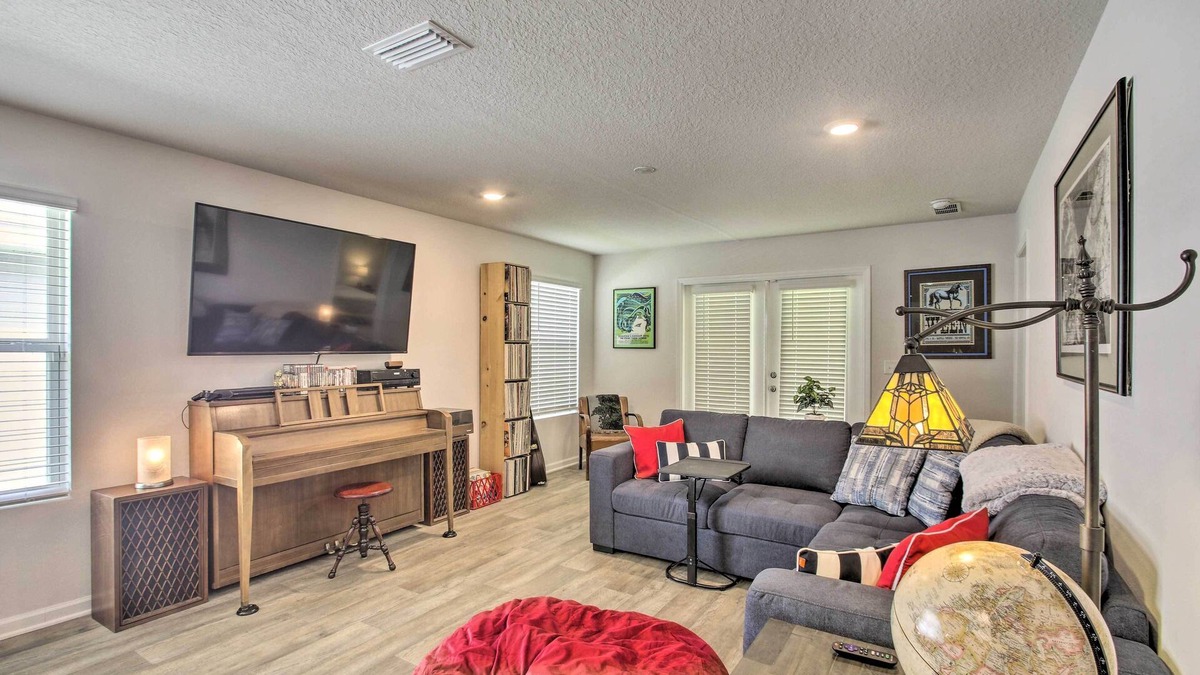 Pine Forest House | Musical Pensacola Home w/Fire Pit + Grill!