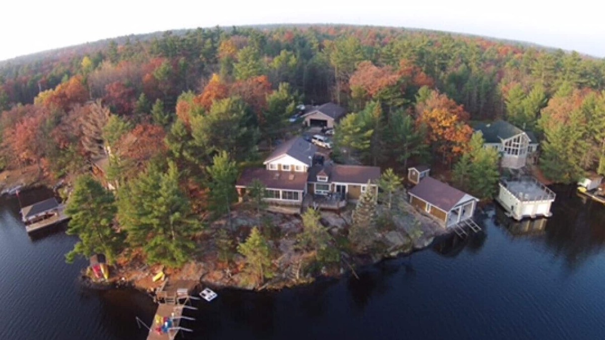 Big Chute Cottage | Muskoa Lake retreat, 5 bedrooms, 4 season with hot tub, fire pit, fireplace