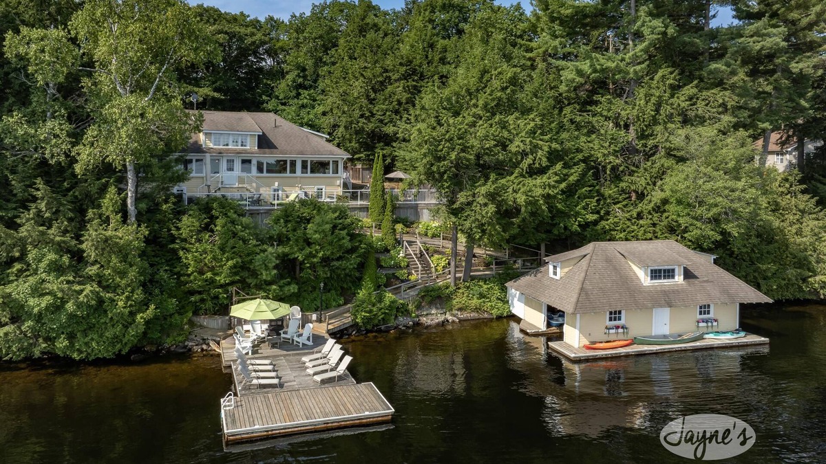 Torrance Cottage | Muskoka Paradise! Spacious & Inviting, Great Deck! Sleeps 16! Hot Tub! Bala!