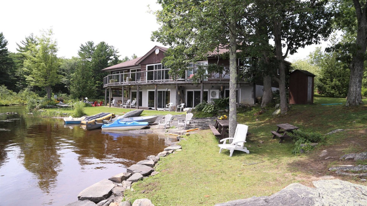 Big Chute Cottage | Muskoka - The Eagle's Nest