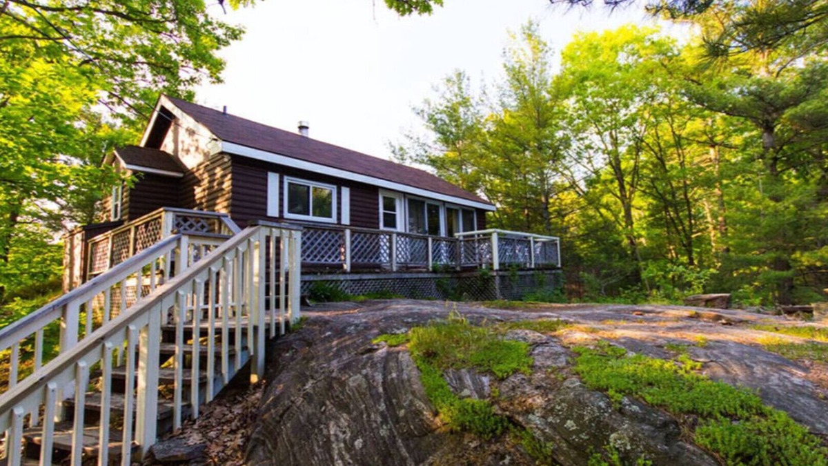 Big Chute Cottage | Muskoka - The Hummingbird Tea Lake cabin
