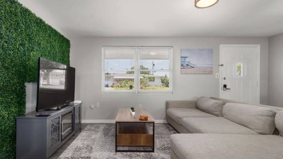 Holiday House | Mustafa Holiday House · Cozy 2 BR home close to Beaches and Sponge Docks!