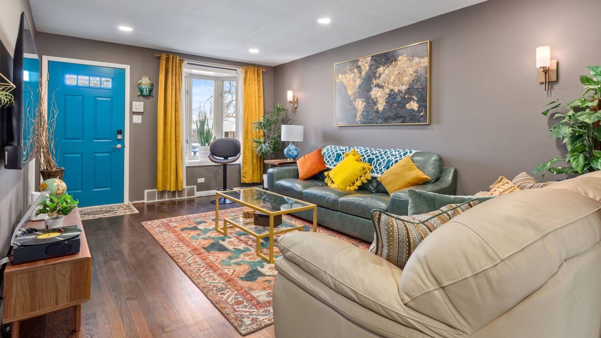 Oak Forest House | My Prima Karina BEAUTIFUL 4bd 2ba in quiet Chicago Suburb