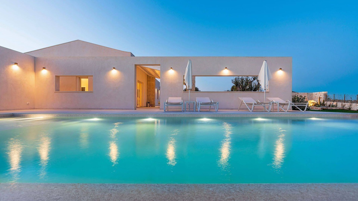 Rosolini Villa | My Rental Homes - Villa Bruna with salt water infinity pool and panoramic view