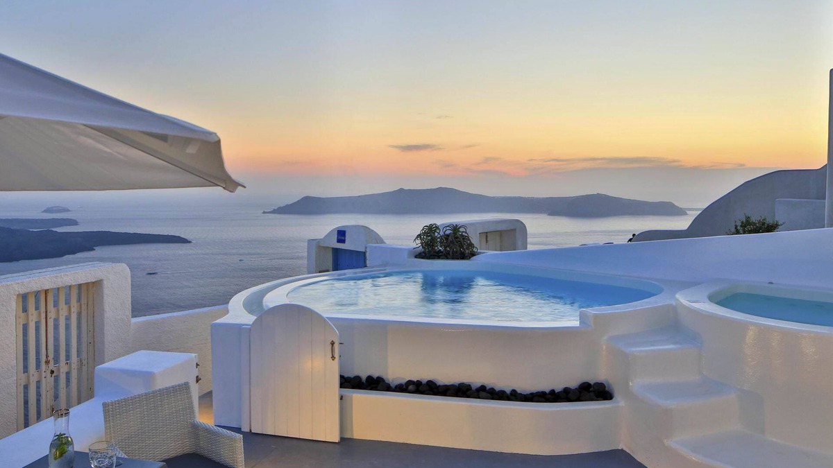 Firostefani House | My Rental Homes - Yosti Suite with panoramic pool and a heated outdoor Jacuzzi