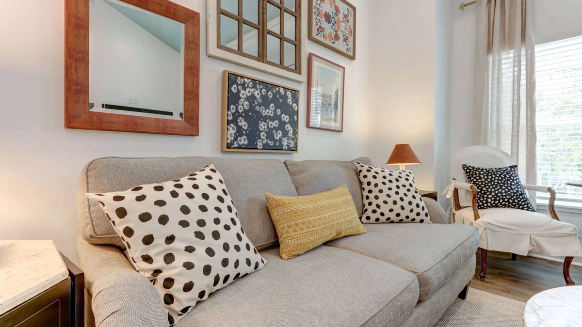 Thunderbolt Cottage | My Sunny Day - Airy Loft W/Mural - 5 Min to SAV By Lucky Savannah