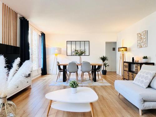 Quartier de Javel Apartment | MyJolieParisHome - King size bed, AC living room, Balcony