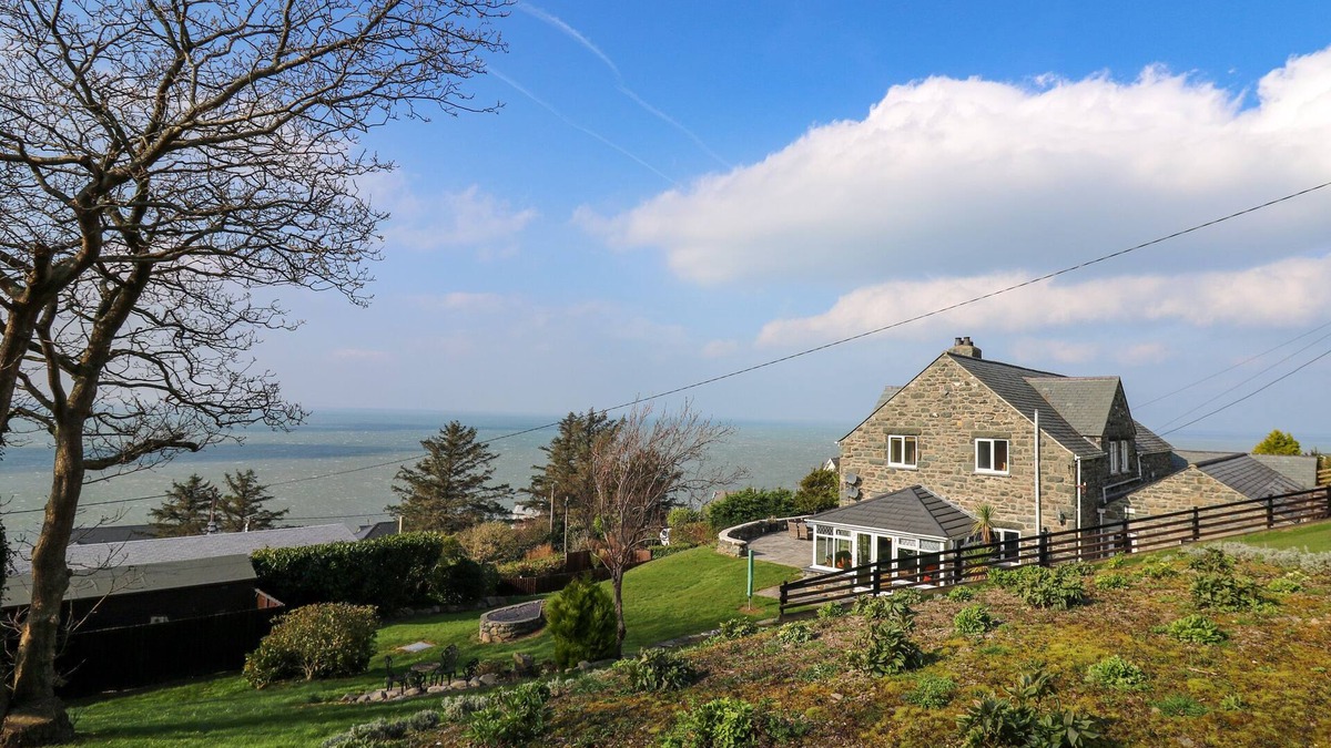 Cwrt Cottage | MYNYDD AR MOR, family friendly, character holiday cottage in Barmouth