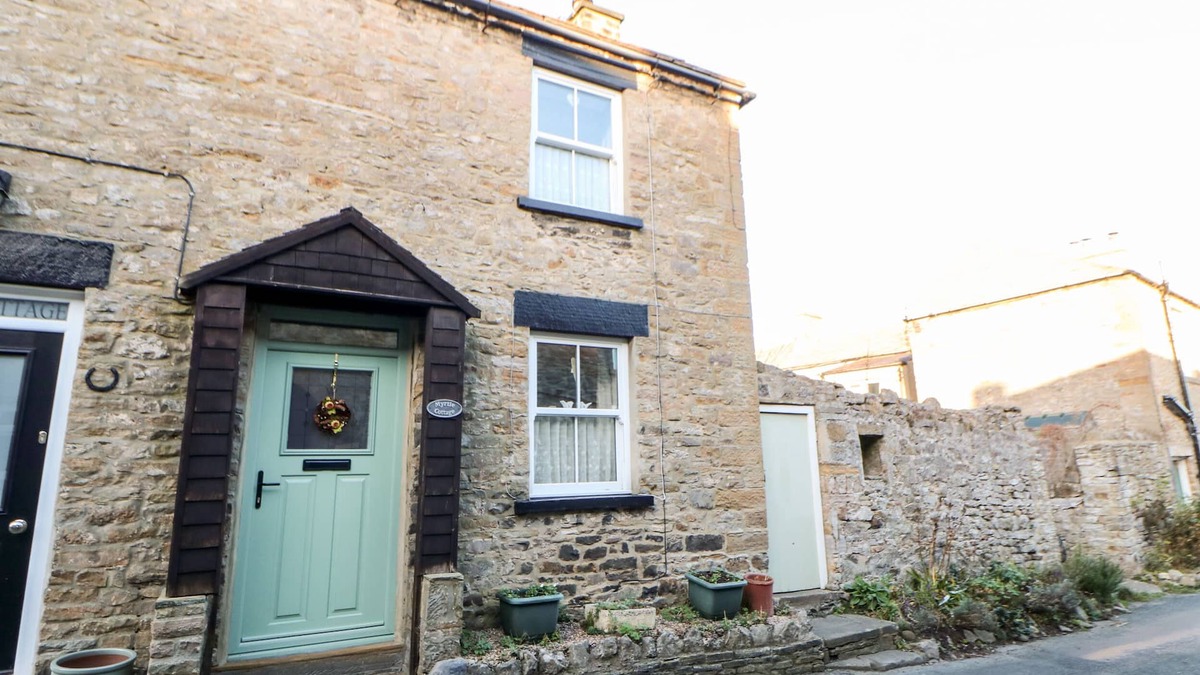 West Witton Cottage | MYRTLE COTTAGE, pet friendly, with open fire in West Witton