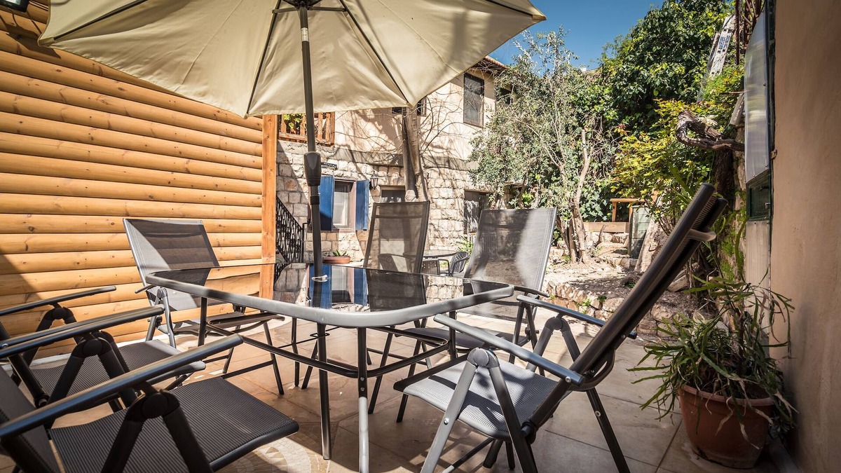 Artists Colony Bed & Breakfast | Myrtle the Turtle patio unit