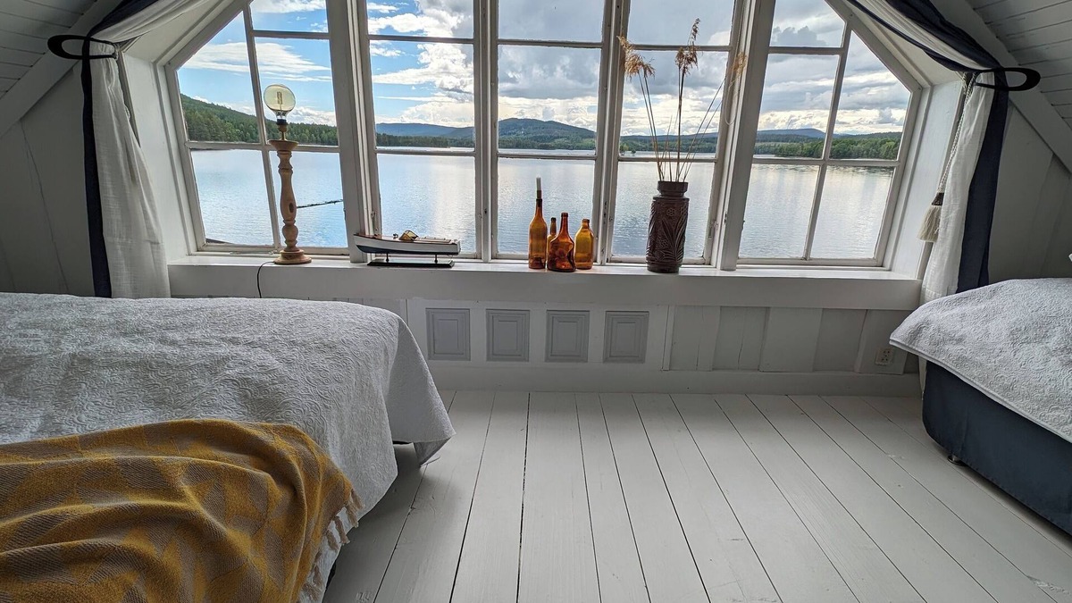 Nasviken House | Mysig stuga med härlig utsikt över sjö och berg. Husdjurs vänligt!