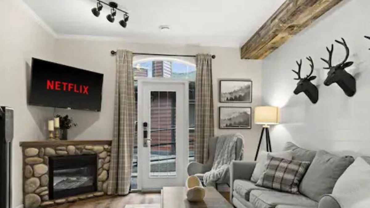 Cougar Creek Ski Chalet | ★Mystic Chalet★King Bed★Heated Pool&HotTub★Clean!