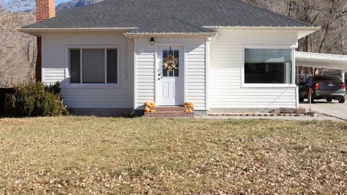 Monroe House | Mystic Manor Monroe 4 Bed Farm House- 10 min walk to Hot springs