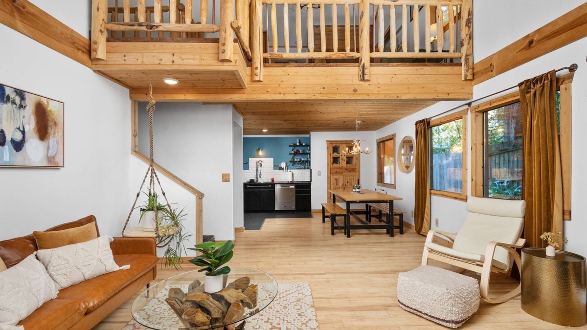 Zigzag House | Mystic Mountain, *Pet Friendly*, Private Hot Tub, Steam Sauna, 11 Miles to Govy Camp