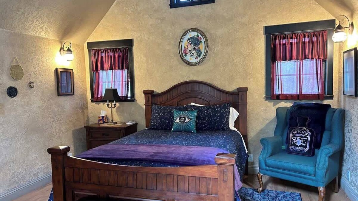 Selma House | Mystic’s Cottage Queen Cabin Soaking Tub Wi-Fi AC