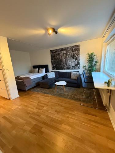 Hasselby Apartment | Nära metro, stranden och skogen.